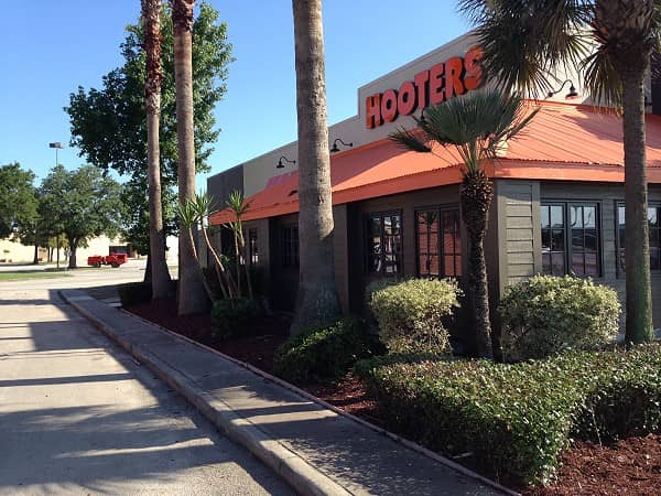 Hooters Opens Newest Location in Baytown, Texas